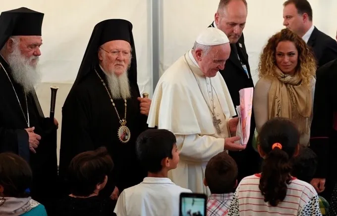 Il Papa a Lesbo con il Patriarca e con l'arcivescovo di Atene  |  | Vatican Media
