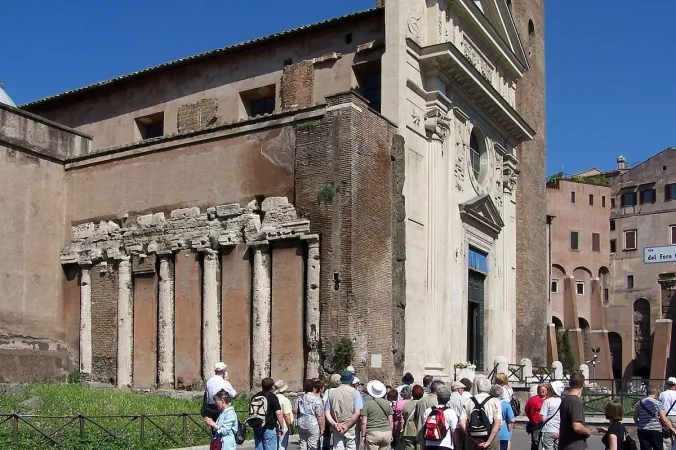 San Nicola in Carcere esterno con i resti dei templi romani  |  | wikipedia