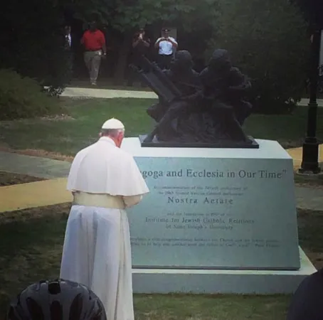 Il Papa benedice la scultura dedicata ai 50 anni della Nostra Aetate |  | FB
