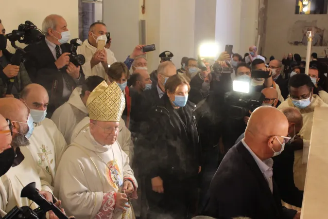 Monsignor Domenico Sorrentino durante l'apertura della tomba di Carlo Acutis |  | Diocesi di Assisi - Nocera Umbra - Gualdo Tadino