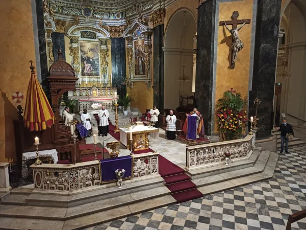Il momento di preghiera per le vittime ieri nella cattedrale di Santa Riparata a Nizza | FB - Catholique des Alpes Maritimes