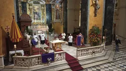 Il momento di preghiera per le vittime ieri nella cattedrale di Santa Riparata a Nizza / FB - Catholique des Alpes Maritimes