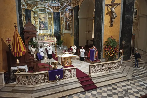 Il momento di preghiera per le vittime ieri nella cattedrale di Santa Riparata a Nizza / FB - Catholique des Alpes Maritimes