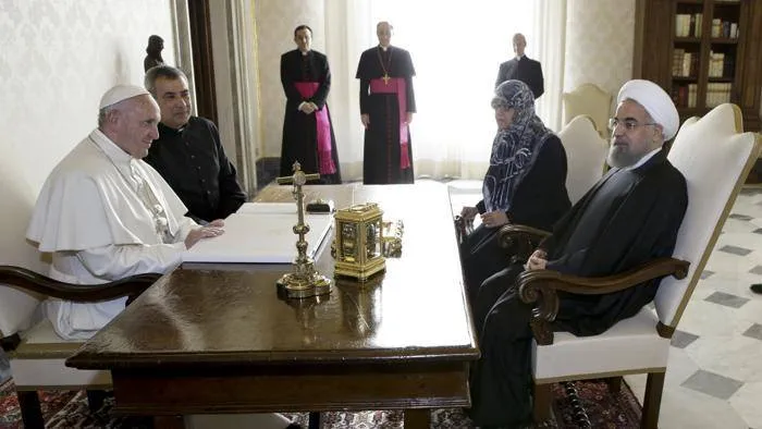Un momento dell'incontro tra Papa Francesco e il presidente Rouhani. A fianco del Papa, padre Majidi | LOR