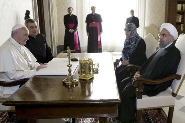 Un momento dell'incontro tra Papa Francesco e il presidente Rouhani. A fianco del Papa, padre Majidi / LOR