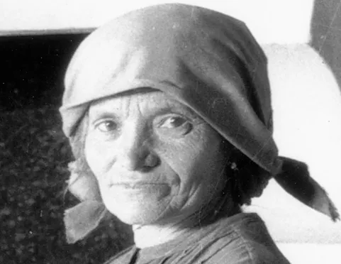Lo sguardo intenso di una donna di campagna  |  | Sguardi da lontano. Frammenti etnografici dell'Umbria contadina nelle immagini di Paul Scheuermeier e di Ugo Pellis (1924-1939)