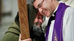 Fratel Biagio mentre abbraccia l'arcivescovo di Palermo, Mons. Corrado Lorefice / Arcidiocesi di Palermo