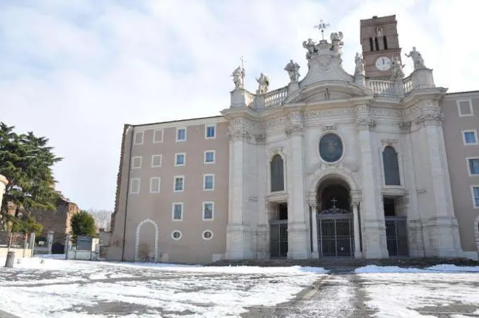 La facciata della basilica con la neve  |  | Acistampa