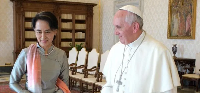 Papa Francesco e Aung San Suu Kyi | Il ministro degli Esteri di Myanmar Aung San Suu Kyi incontra Papa Francesco, Palazzo Apostolico Vaticano, 28 ottobre 2013 | L'Osservatore Romano / ACI Group