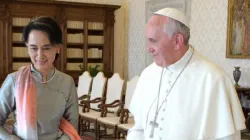 Il ministro degli Esteri di Myanmar Aung San Suu Kyi incontra Papa Francesco, Palazzo Apostolico Vaticano, 28 ottobre 2013 / L'Osservatore Romano / ACI Group