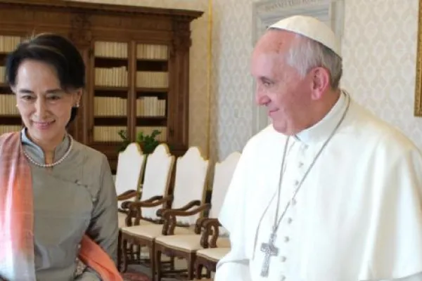 Il ministro degli Esteri di Myanmar Aung San Suu Kyi incontra Papa Francesco, Palazzo Apostolico Vaticano, 28 ottobre 2013 / L'Osservatore Romano / ACI Group