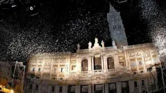 La "nevicata" di Santa Maria Maggiore dedicata a Papa Francesco