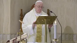 Papa Francesco durante una Messa nella cappella della Domus Sanctae Marthae / Vatican Media / ACI Group