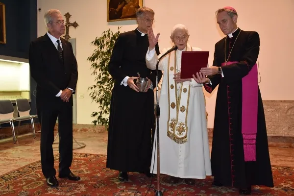Benedetto XVI e il Ratzinger Schuelerkreis, Campo Santo Teutonico, Città del Vaticano, 30 agosto 2015  / Fondazione Joseph Ratzinger 