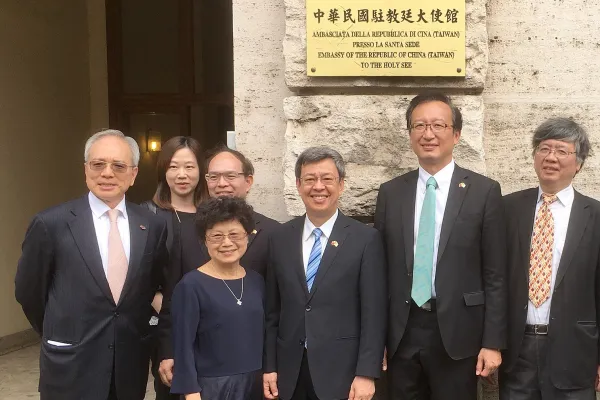 Chien-Jen Chen (al centro), allora vicepresidente, posa di fronte l'ambasciata di Taiwan presso la Santa Sede nel 2016 / Wikimedia Commons