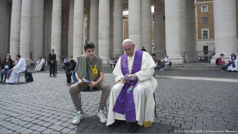Il Papa confessa i ragazzi in Piazza San Pietro  |  | Osservatore Romano