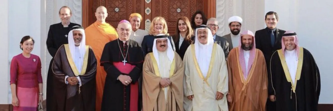 I primi membri del King Hamad Global Center. Tra loro, il vescovo Ballin, scomparso nel 2020 | twitter @GlobalHamad