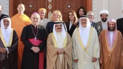 I primi membri del King Hamad Global Center. Tra loro, il vescovo Ballin, scomparso nel 2020 / twitter @GlobalHamad