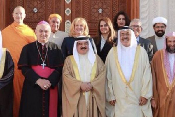 I primi membri del King Hamad Global Center. Tra loro, il vescovo Ballin, scomparso nel 2020 / twitter @GlobalHamad