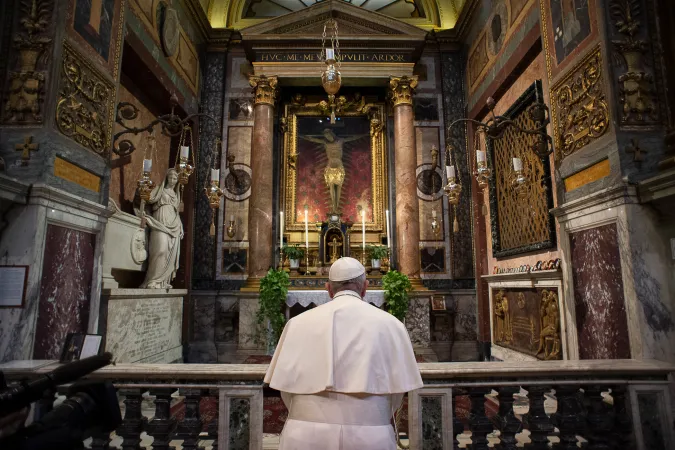 Il Papa in preghiera dinanzi al Crocifisso miracoloso |  | Vatican Media 