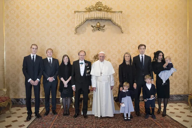 Il Papa e l'ambasciatore Sebastiani con la famiglia |  | Osservatore Romano
