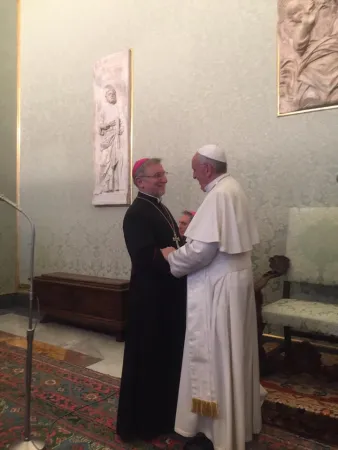 Papa Francesco e i fedeli del Caucaso | Papa Francesco abbraccia il vescovo Pasotto | NA 