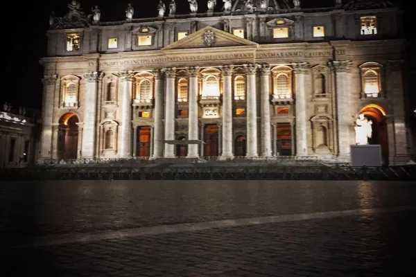 Una veduta notturna della Basilica di San Pietro / Marco Mancini / ACI Stampa