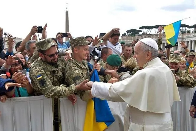 Papa Francesco e l'Ucraina | Papa Francesco saluta alcuni soldati ucraini al termine di una udienza generale del 2018 | Ambasciata di Ucraina presso la Santa Sede