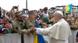 Papa Francesco saluta alcuni soldati ucraini al termine di una udienza generale del 2018
 / Ambasciata di Ucraina presso la Santa Sede