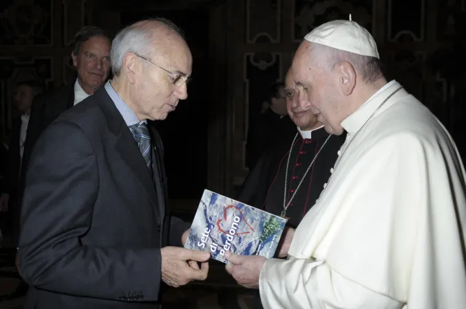 Papa Francesco riceve l'antologia scritta dai carcerati |  | L'Osservatore Romano, ACI Group