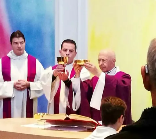 Il cardinale Bagnasco celebra la messa nella Missione Italiana di San Gallo, città dove ha sede il CCEE |  | FB
