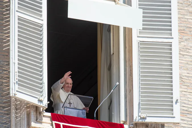 Papa Francesco, Angelus | Papa Francesco si affaccia dalla finestra del suo studio per l'Angelus | Vatican Media / ACI Group