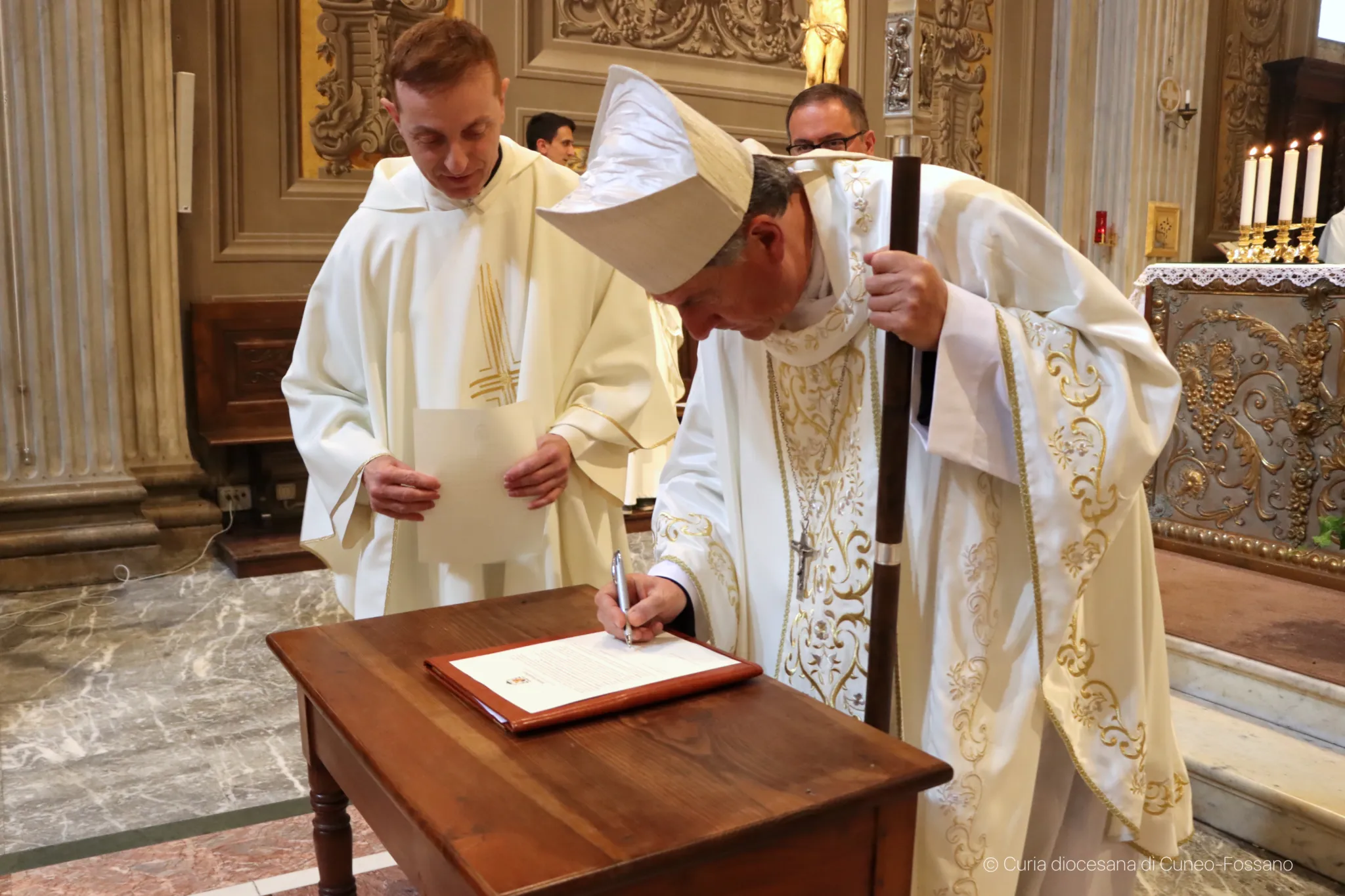 Il vescovo Delbosco firma il decreto del Papa che crea la nuova diocesi