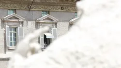 Papa Francesco, in lontananza, affacciato dalla terrazza dello studio dell'Appartamento Papale del Palazzo Apostolico per la predica dell'Angelus / Daniel Ibanez / ACI Group