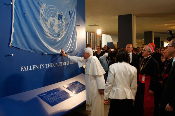 Benedetto XVI benedice una bandiera delle Nazioni Unite durante la sua visita al Palazzo di Vetro / UN.org