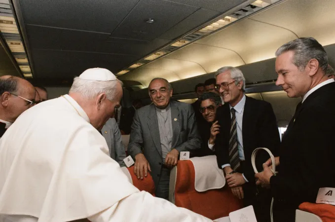 Padre Tucci in volo con Giovanni Paolo II | Il cardinale Roberto Tucci in volo con Giovanni Paolo II nel 1985 in viaggio verso l 'America Latina | da: 