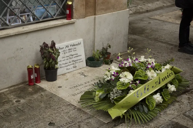 La tomba di Cesar De Vroe | I funerali di Cesar De Vroe presso il Cimitero Teutonico mercoledì 11 gennaio 2018 | Marina Testino, Cimitero Teutonico