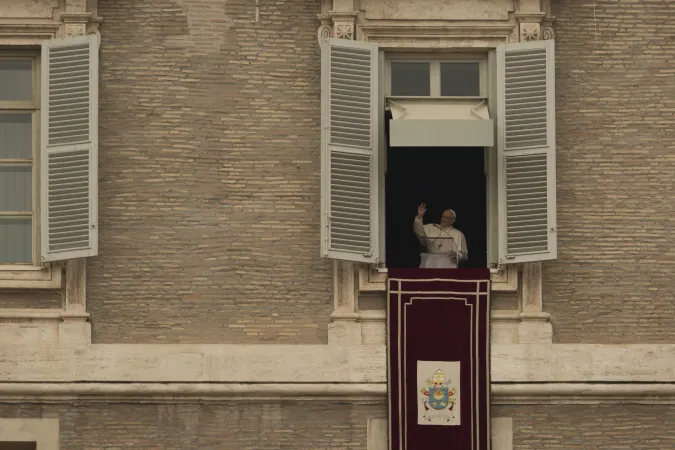 Papa Francesco, Regina Coeli | Papa Francesco affacciato dalla finestra del suo studio  | Marina Testino / ACI Group