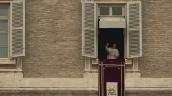 Papa Francesco affacciato dalla finestra del suo studio  / Marina Testino / ACI Group