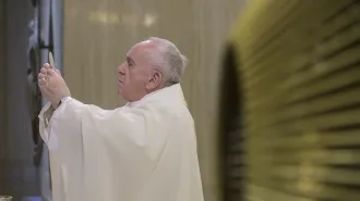 Papa Francesco, preghiamo per preti e medici che hanno dato la vita nella pandemia 