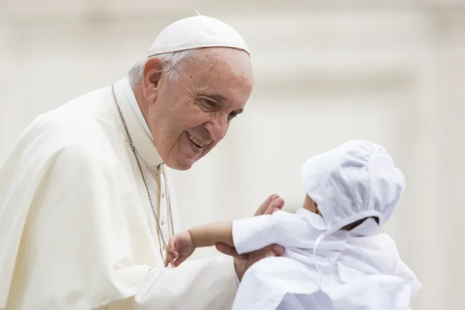 Papa Francesco, udienza generale | Papa Francesco saluta un bambino durante l'udienza generale del 18 settembre 2018  | Marina Testino / ACI Group