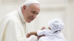 Papa Francesco saluta un bambino durante l'udienza generale del 18 settembre 2018  / Marina Testino / ACI Group