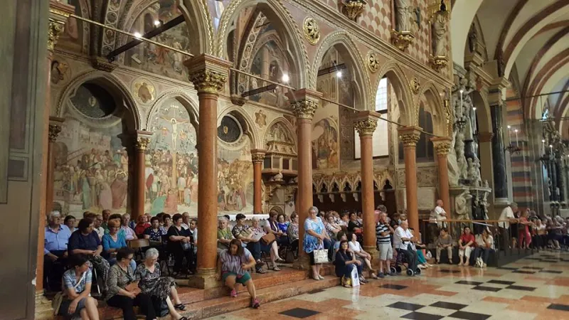 fedeli in basilica a Padova  |  | Basilica di Padova FB