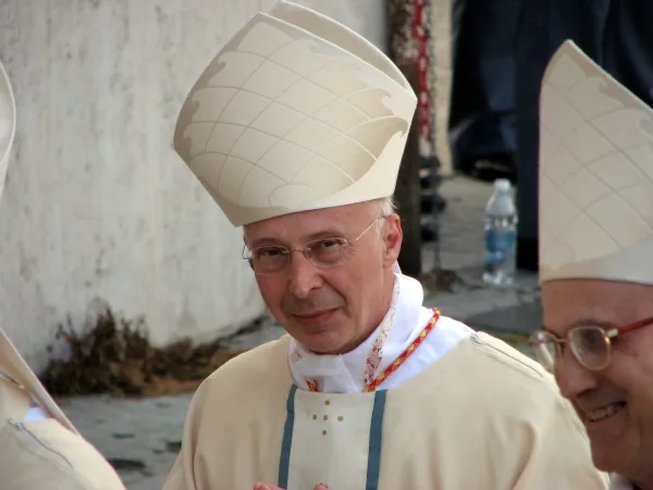 Il Cardinal Angelo Bagnasco al termine di una Messa  | www.chiesadigenova.it