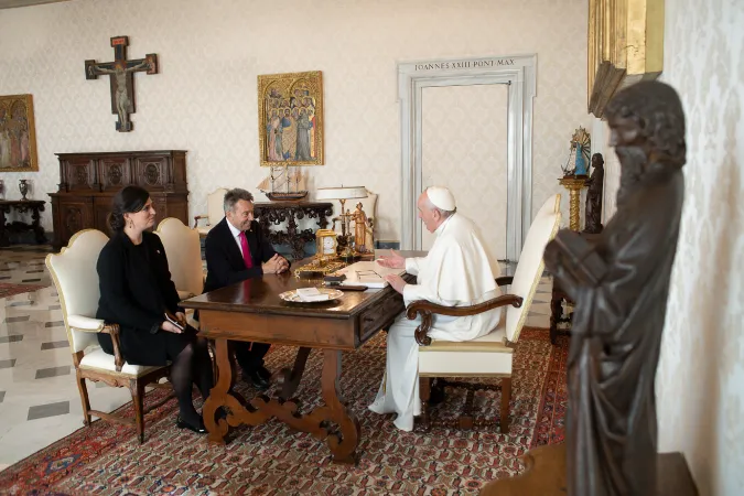 Papa Francesco e il presidente della CRI | Papa Francesco incontra il presidente della Croce Rossa Internazionale, 19 ottobre 2020 | Vatican Media / ACI Group