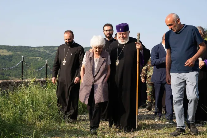 Un momento della visita di Karekin II in Artsakh | Easterdiocese