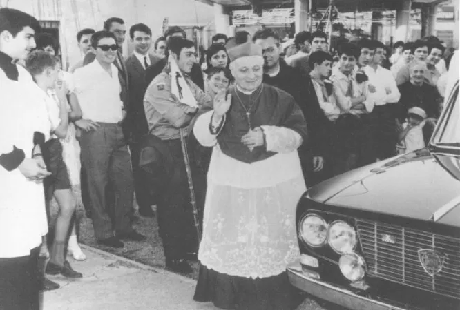 Il venerabile Giuseppe Carraro in visita pastorale nel 1970 |  | www.santiebeati.it