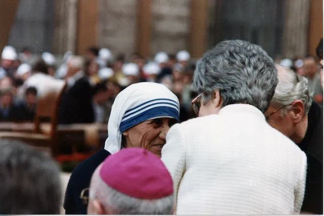 Saluto tra Madre Teresa di Calcutta e Chiara Lubich al Giubileo dei Giovani, Roma 14 aprile 1984. |  | Centro S. Chiara Audiovisivi