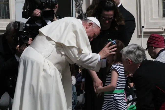 Il Papa incontra la piccola Lizzy |  | Aci Group