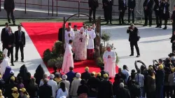 Papa Francesco attraversa la Porta Santa di Rustavi nello stadio di Tbilisi, all'inizio della celebrazione della Messa, Tbilisi, 1 ottobre 2016 / Alan Holdren / CNA
